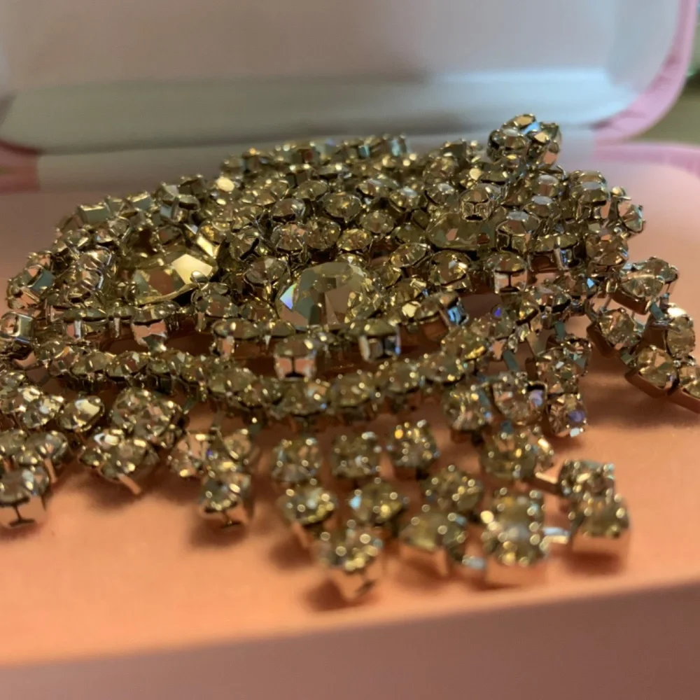 Collector Series Camrose & Kross Audrey Hepburn Rhinestone Brooch 3.5” x 3” - Picture 9 of 9